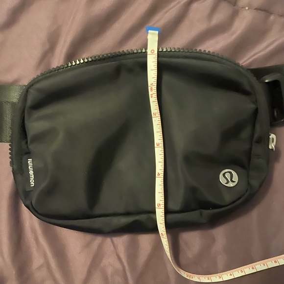 Lightly used Lululemon Everywhere black Nylon Belt bag/Crossbody - Picture 2 of 5